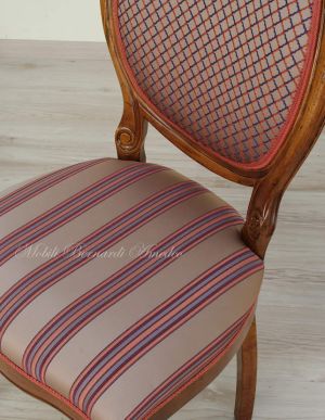 Sedia classica artigianale in legno massello di noce con seduta e schienale tappezzati